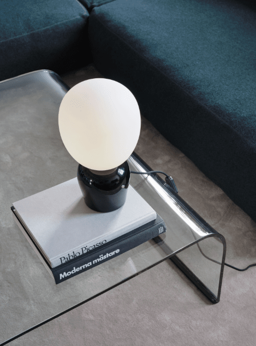 Buddy 34cm Sort bordlampe Fra Belid - Med sin j&aelig;vne gl&oslash;d og sofistikerede design bliver Buddy en naturlig del af hjemmet, en ledsager, der spreder lys og karakter i generationer fremover.