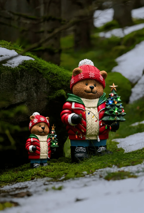 Lille Teddybjørn 38cm Flerfarvet Fra Konstsmide - Spred julehygge indendørs med denne charmerende bamse i vintertøj!