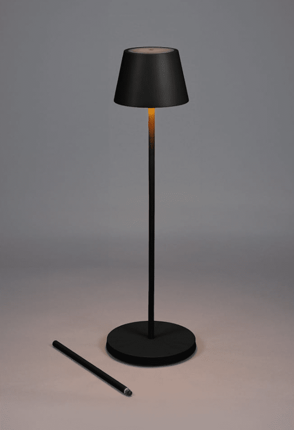 Pomezia 124cm Sort bærbar Fra Konstsmide - Højden er justerbar mellem 53 og 124 cm, så du kan også bruge den som høj bordlampe.