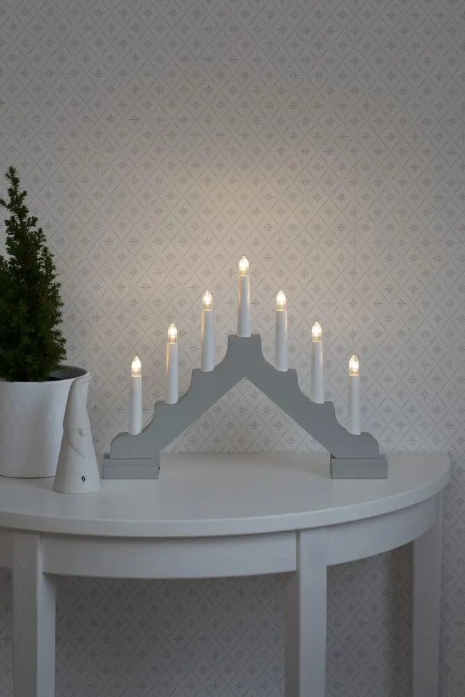 Candelabra 7 Lights Grå Fra Konstsmide - Den klassiske form med syv lys passer perfekt i b&aring;de sm&aring; og store rum.
