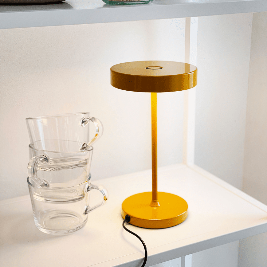 Starlight 25cm Karry bordlampe Fra Dyberg Larsen - Med inbyggd LED och tre ljusstyrkor, som dimras med 3-stegsdimmern p&aring; lamphuvudet, anpassar den sig enkelt efter olika behov &ndash; fr&aring;n st&auml;mningsfullt sken till fokuserat ljus.