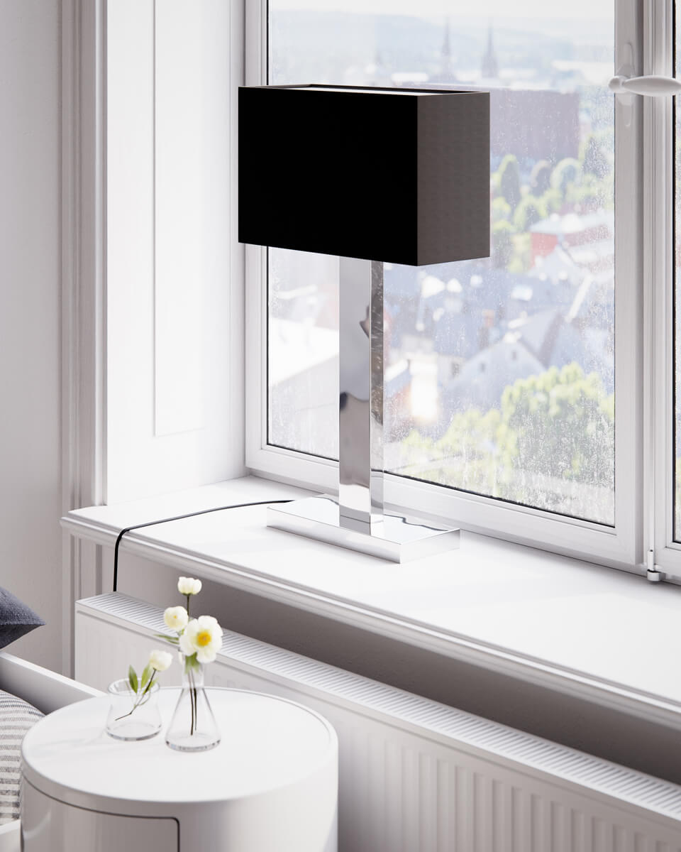 Prime 70cm Krom bordlampe Fra By Rydéns - Udforsk mulighederne med Prime bordlampen i metal og stofsk&aelig;rm, og lad dens elegante design og varme belysning fremh&aelig;ve dit store vindue og skabe en indbydende atmosf&aelig;re i dit hjem.