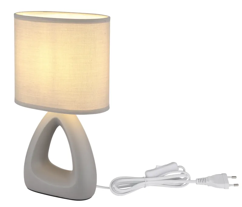 Triangle 30cm Grå bordlampe Fra Globo Lighting - Den triangelformade basen med ett stilrent utskuret h&aring;l ger ett modernt intryck, medan den ovala textilsk&auml;rmen i gr&aring; f&auml;rg sprider ett behagligt och j&auml;mnt ljus.