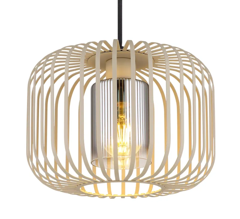 Alfred Ø28 Sand loftslampe Fra Globo Lighting - Den &auml;r tillverkad av sandf&auml;rgad matt metall och har en mjukt rundad metalln&auml;tssk&auml;rm med en inre glascylinder, som skapar ett elegant och luftigt uttryck.