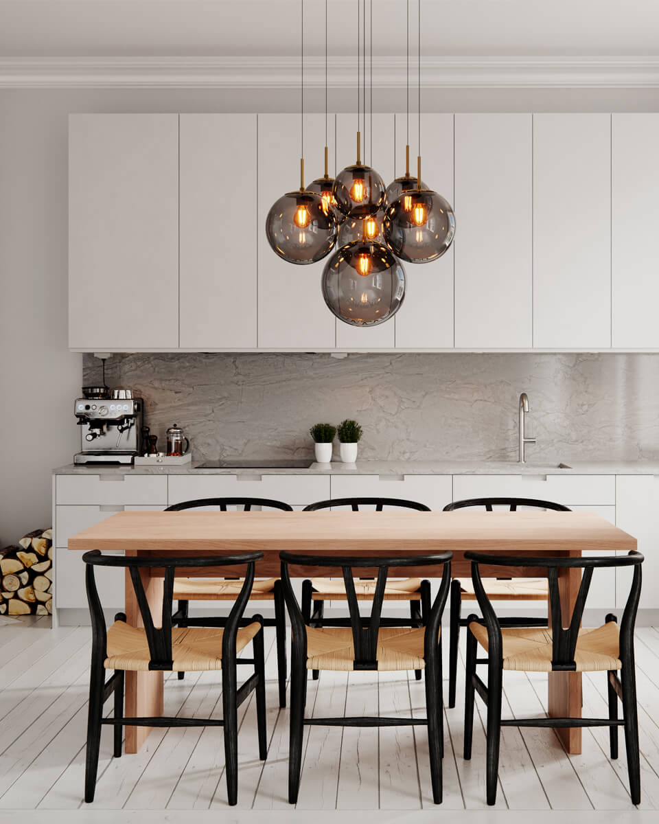 Laura Ø53 Røggrå loftslampe Fra By Rydéns - Denne lampe er lavet af mat sort metal med stilfulde messingdetaljer og udstr&aring;ler en tidl&oslash;s charme.