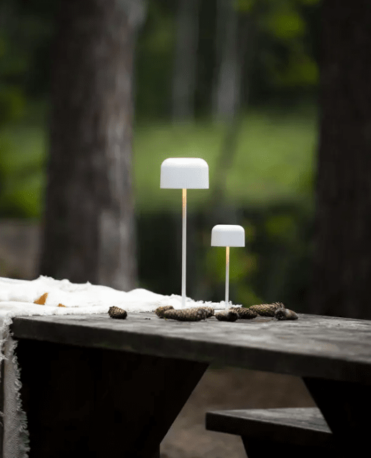 Lille 36cm Hvid bærbar Fra Konstsmide - Lampen er udstyret med en ber&oslash;ringsd&aelig;mper, s&aring; du kan justere lysstyrken og farvetemperaturen fra varmt gult til varmt hvidt lys.