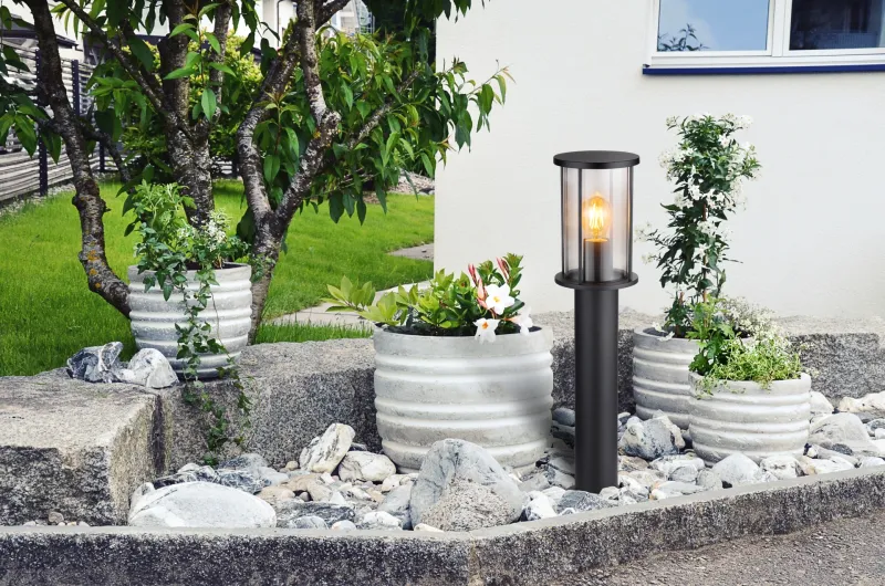 Gracey 60cm Sort pullerter Fra Globo Lighting - Gracey &auml;r en pollare i stilren design, tillverkad av mattsvart rostfritt st&aring;l och har en r&ouml;kf&auml;rgad glassk&auml;rm.