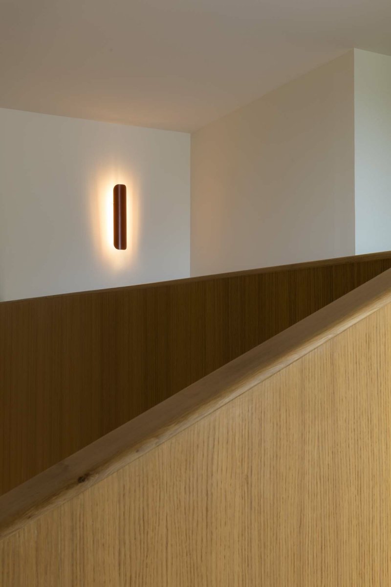 Novo 50cm Terrakotta væglampe Fra Faro Barcelona - Lampen er lavet af metal og kan monteres b&aring;de lodret og vandret, hvilket g&oslash;r den fleksibel til forskellige rum og behov.