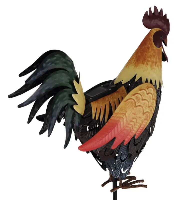 Rooster Flerfarvet solcellelampe Fra Globo Lighting - Den fungerar b&aring;de som en dekorativ detalj och en st&auml;mningsfull ljusk&auml;lla som ger din utomhusmilj&ouml; en hemtrevlig och lantlig karakt&auml;r.