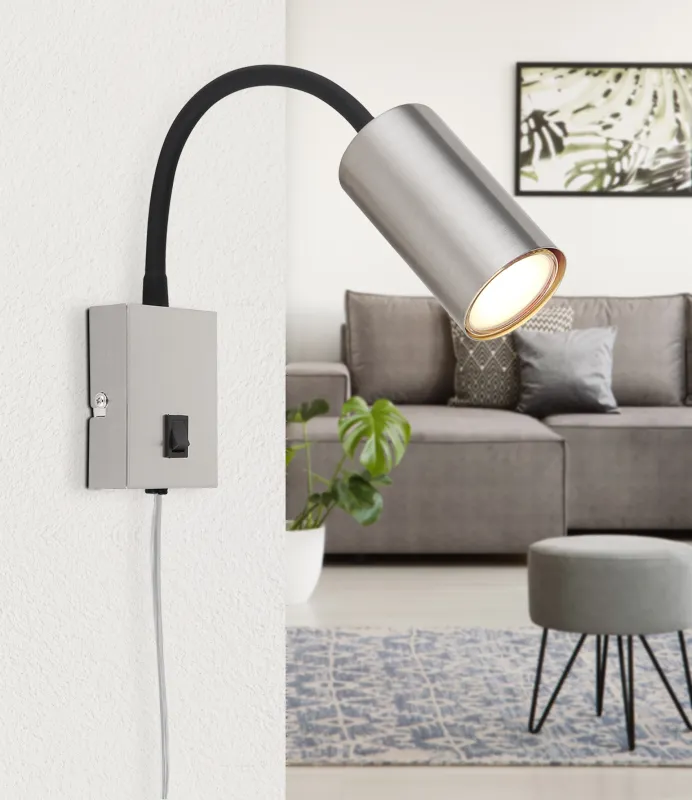 Robby Nikkel læselampe Fra Globo Lighting - Robby &auml;r en klassisk, kompakt v&auml;gglampa tillverkad i svart plast och matt nickelmetall, vilket ger en stilren och modern look.