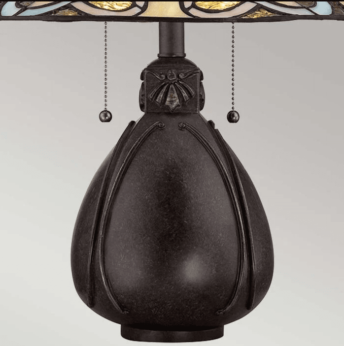 India 50cm Flerfarvet Fra Elstead Lighting - India er en kompakt Tiffany bordlampe med et elegant og indviklet design.