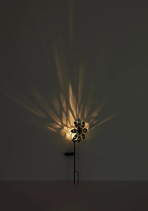 Wind Sølv solcellelampe Fra Globo Lighting - De dekorativa bladen i silverfinish roterar med vinden och skapar en vacker r&ouml;relse, medan den inbyggda solcellsbelysningen lyser upp i m&ouml;rkret f&ouml;r en magisk effekt.