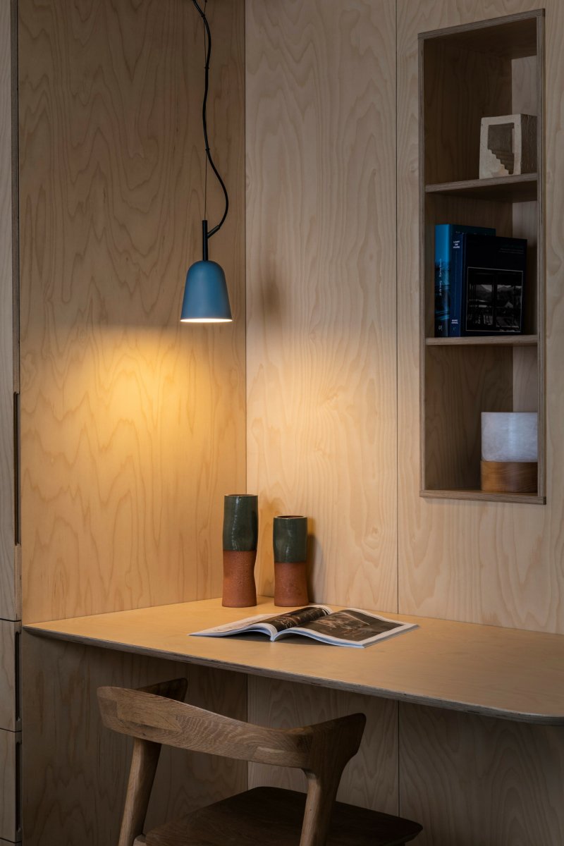 Studio Ø10 Blå loftslampe Fra Faro Barcelona - Studio passer b&aring;de i det moderne hjem og i designbevidste kontorer - perfekt n&aring;r du vil kombinere funktion med &aelig;stetik.