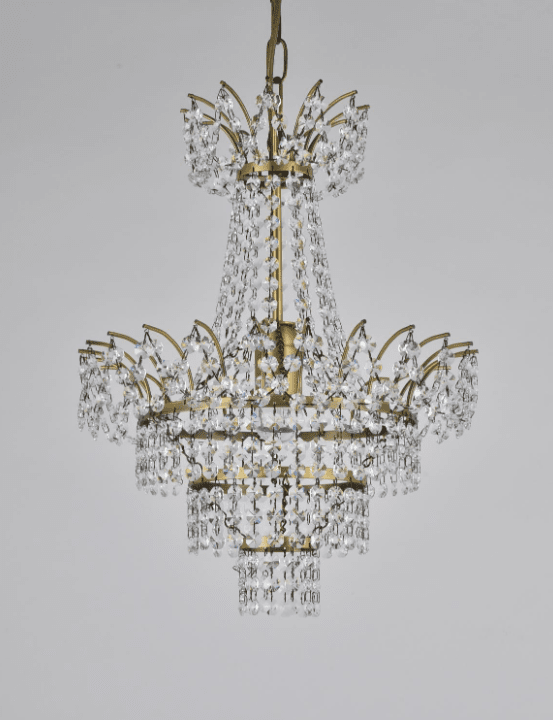 Estelle Ø35 Antik messing krystal Fra Norrsken Design - Kombinationen af antik messing og funklende krystaller skaber en tidløs elegance, der gør denne krystallysekrone til et perfekt omdrejningspunkt i dit hjem.