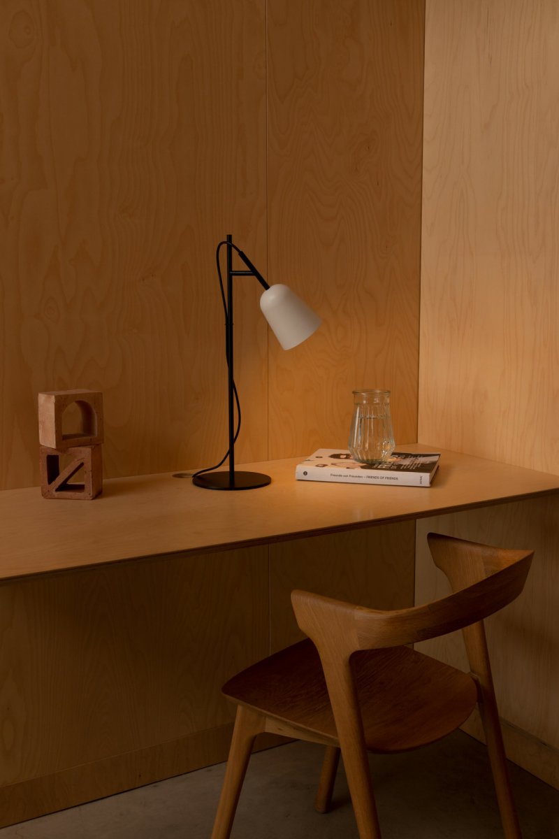 Studio 55cm Hvid skrivebordslampe Fra Faro Barcelona - Studio er en elegant bordlampe designet af Nahtrang - inspireret af ikonisk design fra 1950'erne, fortolket med moderne enkelhed.