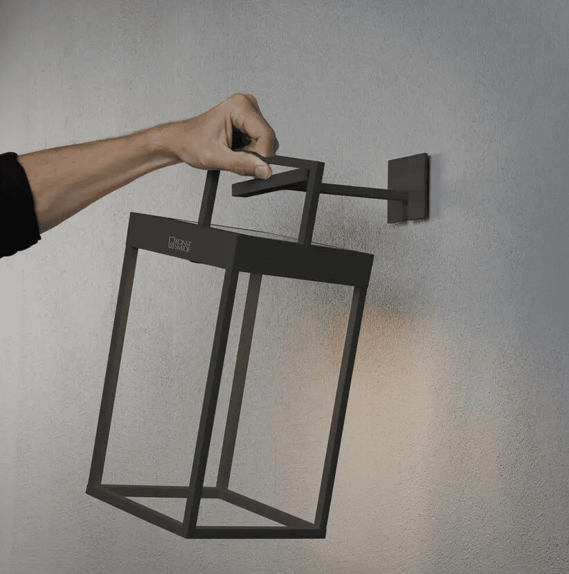 Portofino 30cm Sort solcellelampe Fra Konstsmide - Lampen oplades med solpanelet på 20h eller med det medfølgende USB-C kabel på 6h.