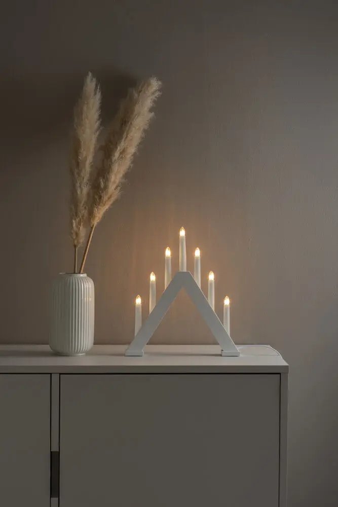 Candelabra 7 Lights Hvid Fra Konstsmide - Den klassiske pyramideform er kombineret med et minimalistisk design, hvilket g&oslash;r den til en perfekt indretningsdetalje i b&aring;de traditionelle og moderne hjem.