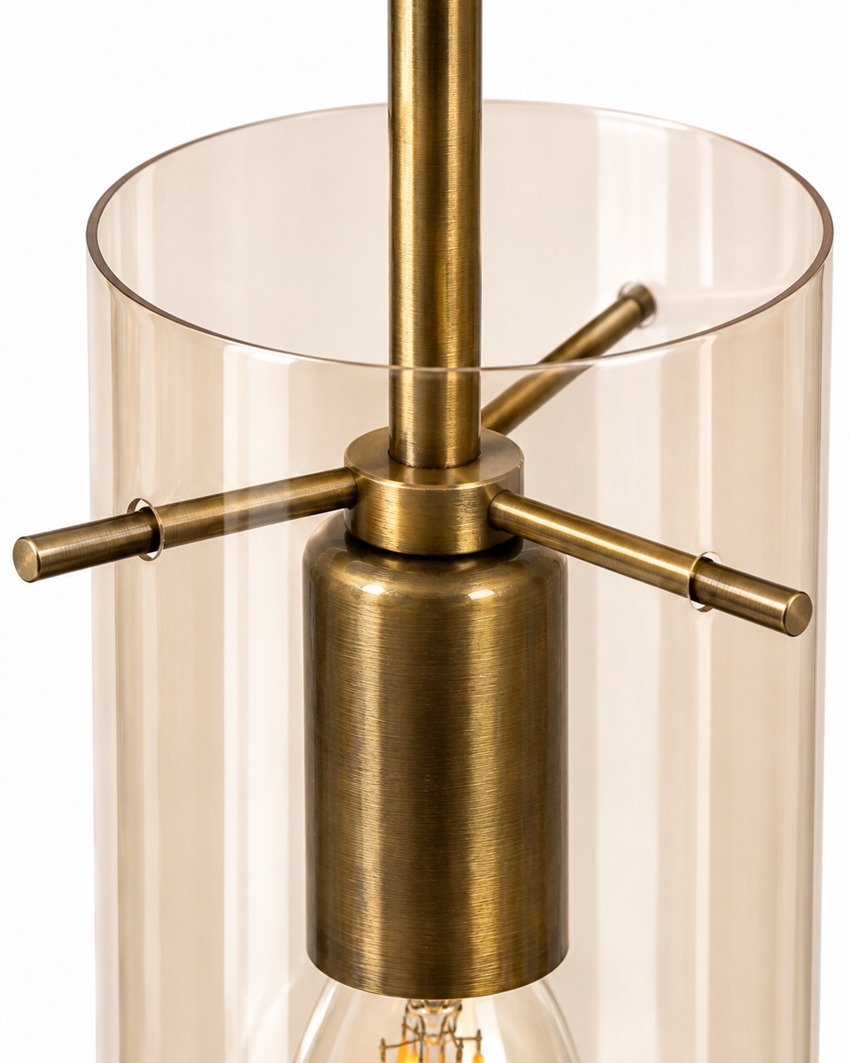 Cilinda Ø7 Messing/rav vindueslampe Fra Nordic Lighting - Det ravfarvede glas skaber en flot lysspredning, og i kombination med de antikke messingdetaljer bliver den en stilfuld indretningsdetalje.