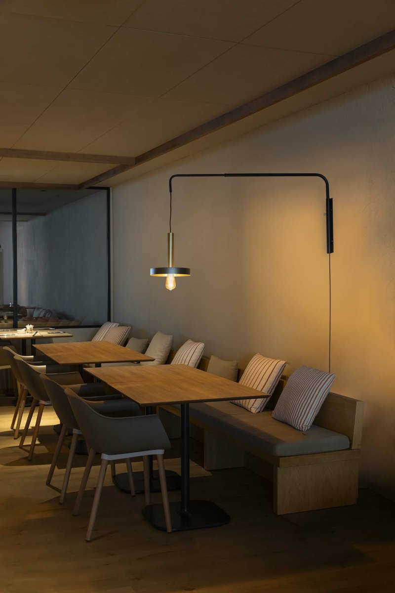 Whizz 70cm Sort væglampe Fra Faro Barcelona - Whizz er en designserie af Christoph Friedrich Wagner, der kombinerer moderne &aelig;stetik med eksklusive materialevalg.