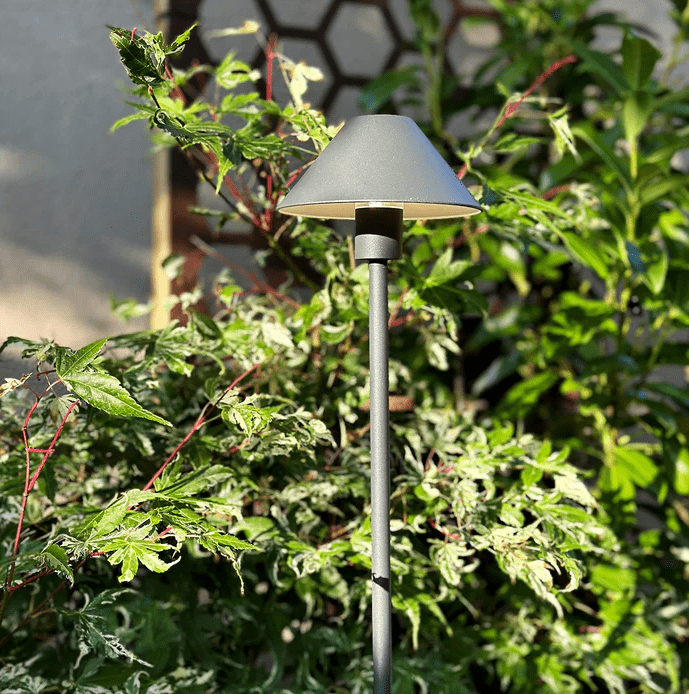 Apollo Flex Mørkegrå Fra Lightson - Apollo Flex &auml;r perfekt f&ouml;r dig som &auml;lskar skandinavisk design och letar efter en n&auml;ttare lampa till din kruka, rabatt eller g&aring;ng.