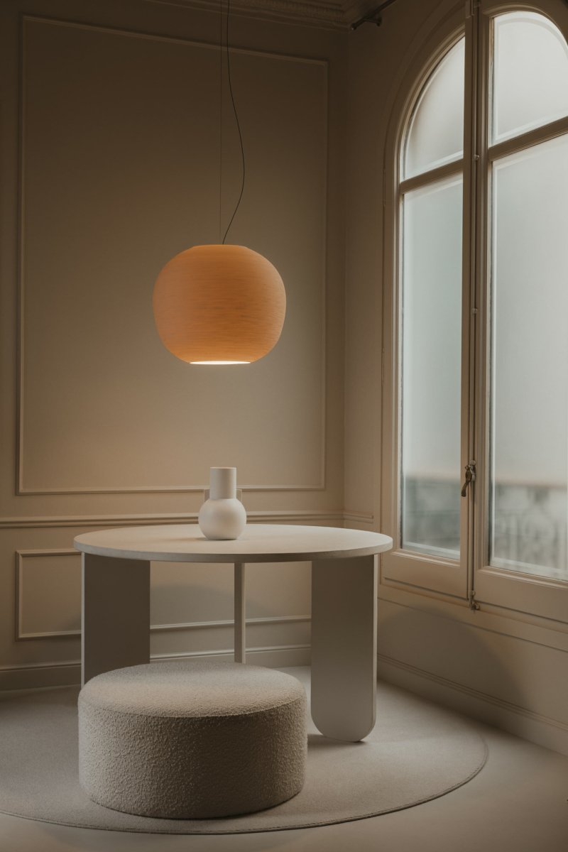 Tierra Ø50 Beige loftslampe Fra Faro Barcelona - Sk&aelig;rmen er lavet af PLA og genbrugt fyrretr&aelig;scellulose, hvilket giver en levende tekstur med en h&aring;ndlavet fornemmelse.