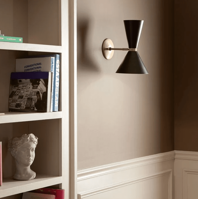 Phix 34cm Sort/bronze væglampe Fra Elstead Lighting - Den kombinerer sort med en elegant lys bronzefinish for et moderne og stilfuldt udtryk.