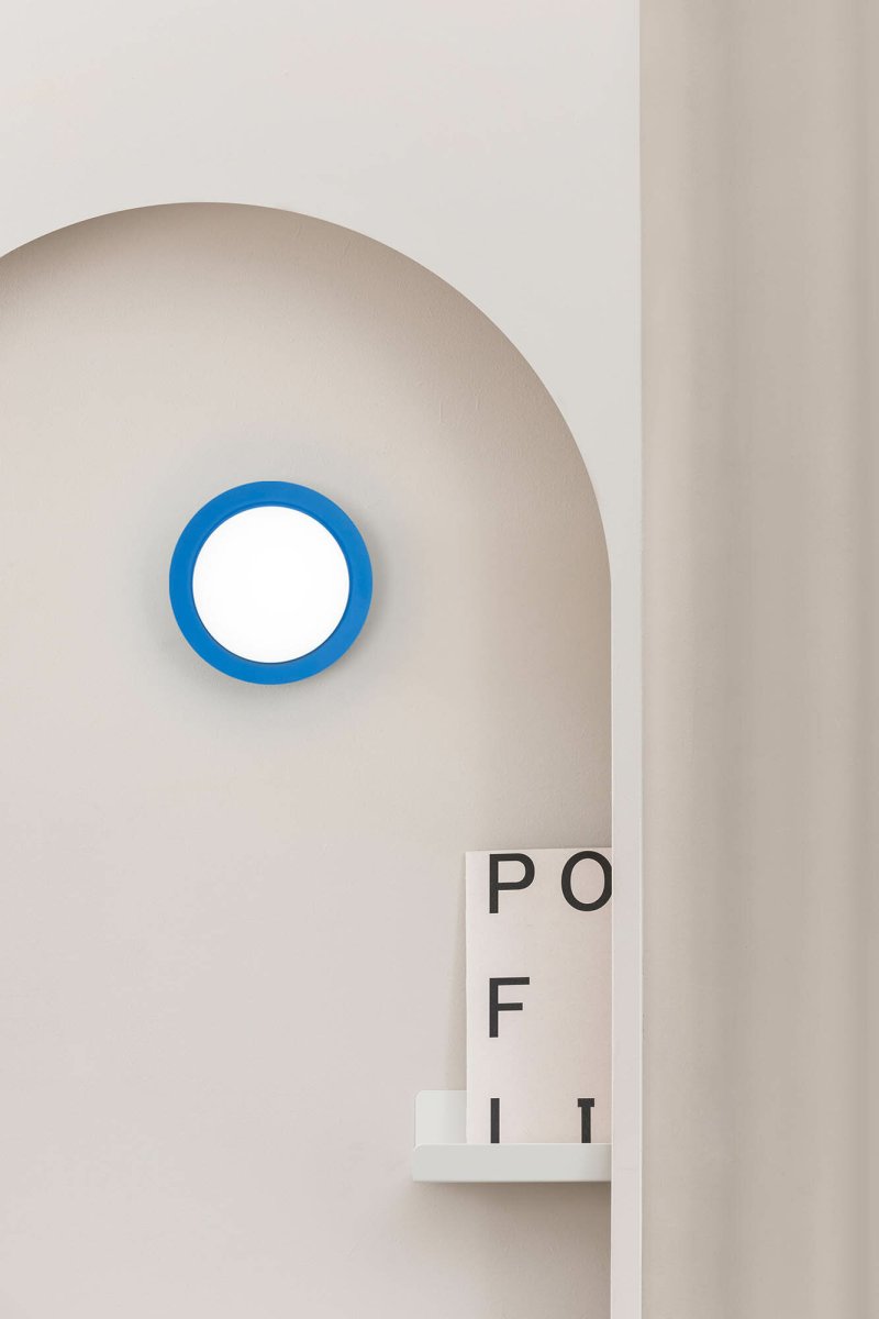 May Ø12 Blå badeværelseslampe Fra Faro Barcelona - May er en rund og stilfuld lampe designet af Faro Lab, som kan monteres b&aring;de p&aring; v&aelig;ggen og i loftet.