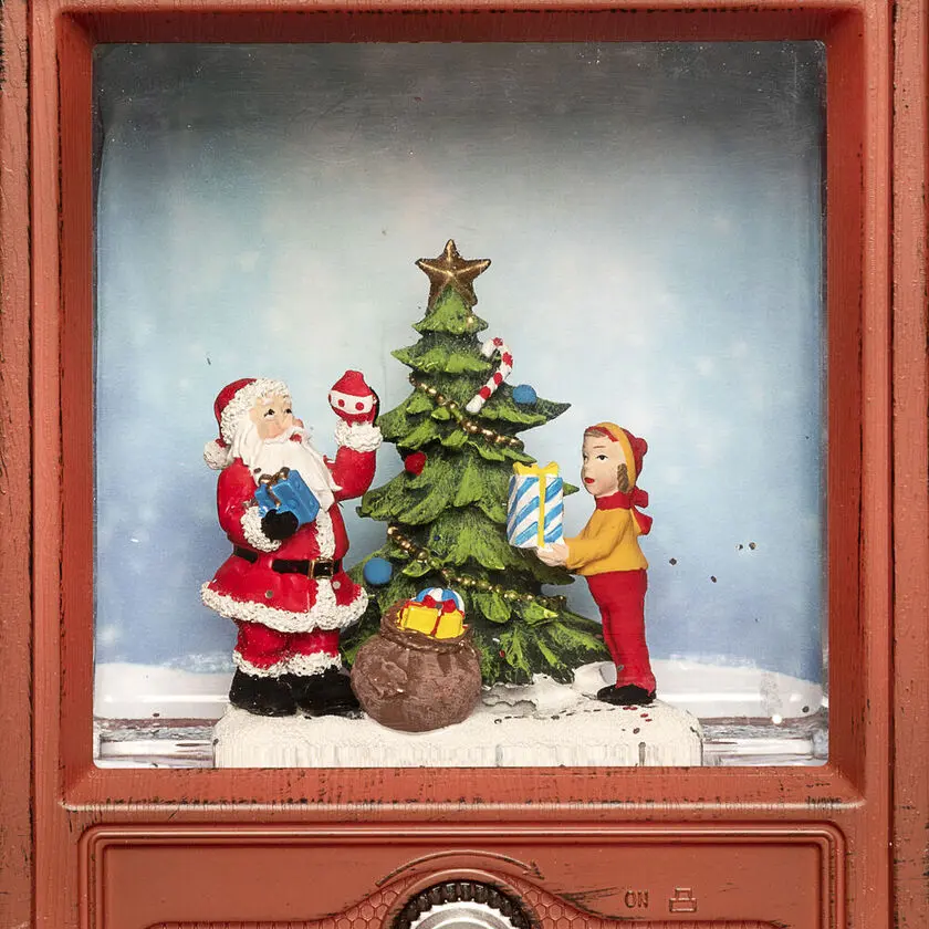 Vandfyldt Lanterne Formet Som TV Brun Fra Konstsmide - Denne vandfyldte lanterne i form af et retro-tv viser en atmosf&aelig;risk scene med julemanden, en dreng og et pyntet juletr&aelig;.