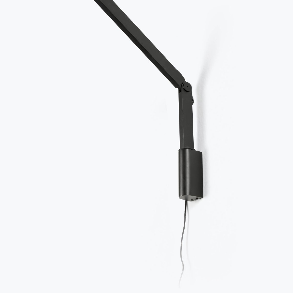 Inviting 86cm Sort væglampe Fra Faro Barcelona - Inviting er en sort v&aelig;glampe med justerbar arm, designet til at give optimal lyskomfort, n&aring;r man l&aelig;ser, arbejder eller studerer.