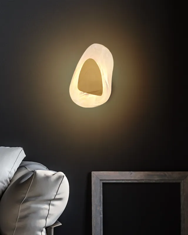 Dorsey 32cm Guld væglampe Fra Globo Lighting - Dorsey v&auml;gglampa f&ouml;rtrollar med sin unika molnformade design och skapar en harmonisk atmosf&auml;r i varje rum.