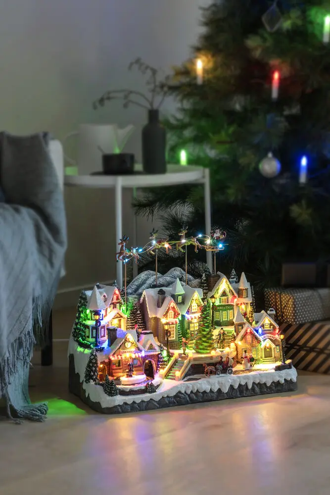 Mekanisk Juledekoration Med By Og Tog 40cm Flerfarvet Fra Konstsmide - Storsl&aring;et juleby med bev&aelig;gelige dele, farverige tog og 52 str&aring;lende LED-lys, der oplyser hver eneste detalje.