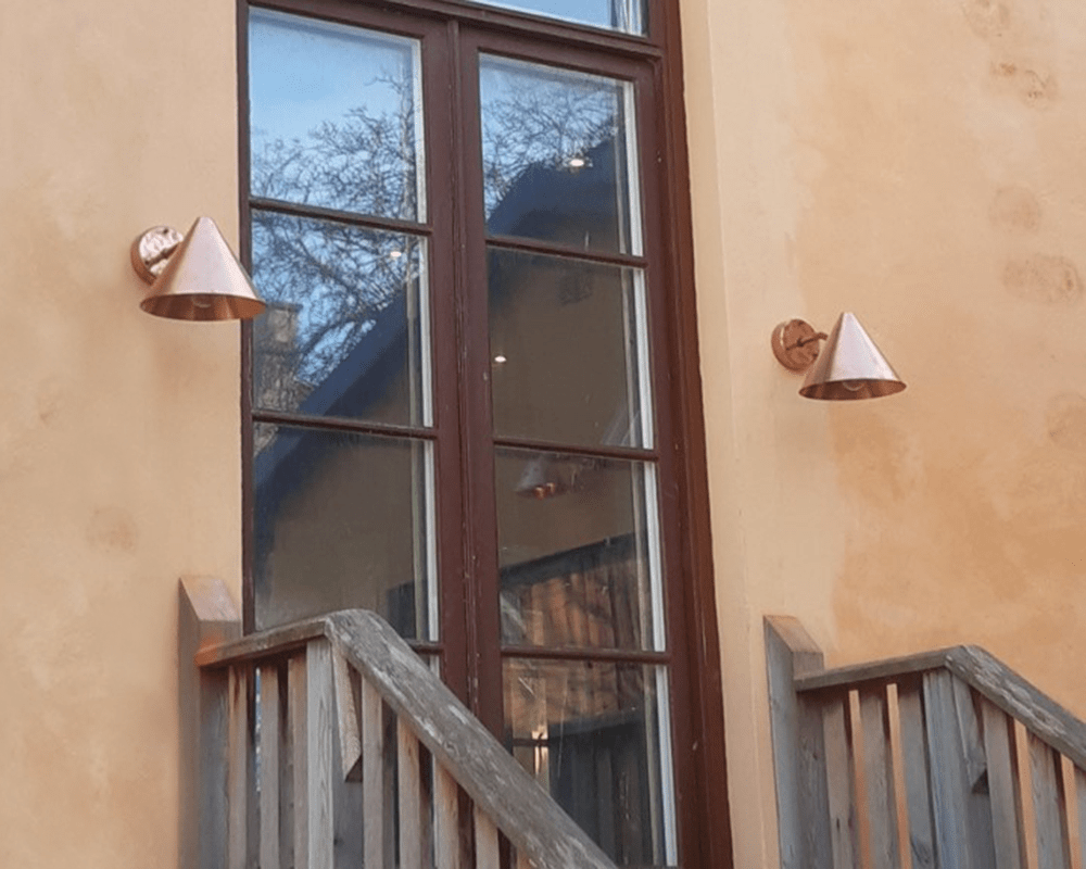 Tratt Rå kobber udendørslampe Fra Westal - Bagsiden er udstyret med to ind- og udgange samt en hurtigkoblingsklemme for nem installation.