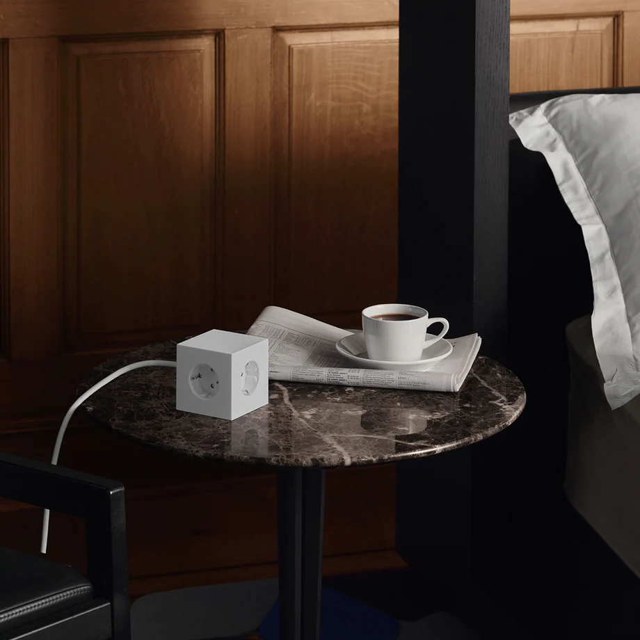 Square 1 with 30W Dual USBC & Magnetic base, 3m, Martinelli Luce edition Hvid Fra Avolt - Str&oslash;mskinne fra Avolt med et stilfuldt design med en lang PVC-ledning, en terning lavet af genbrugsplast og en magnetisk plade i bunden, s&aring; den kan h&aelig;nges p&aring; v&aelig;ggen.