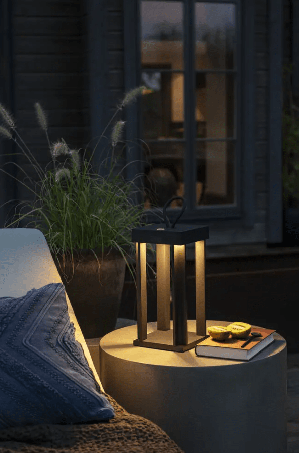 Cannes 42cm Sort bærbar Fra Konstsmide - Lampen er udstyret med en touch-dæmper, så du kan justere lysstyrken og farvetemperaturen.