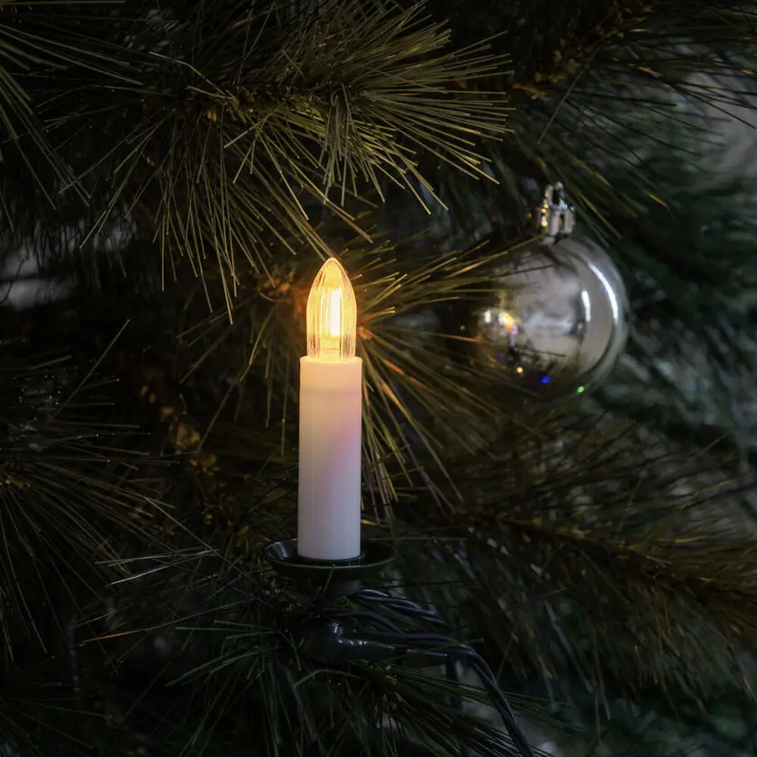 Juletræslys Varmhvid 25LED 18m Grøn Fra Konstsmide - Klassisk juletr&aelig;sbelysning til indend&oslash;rs brug med 25 varmhvide LED-lys, der giver et bl&oslash;dt og atmosf&aelig;risk sk&aelig;r.