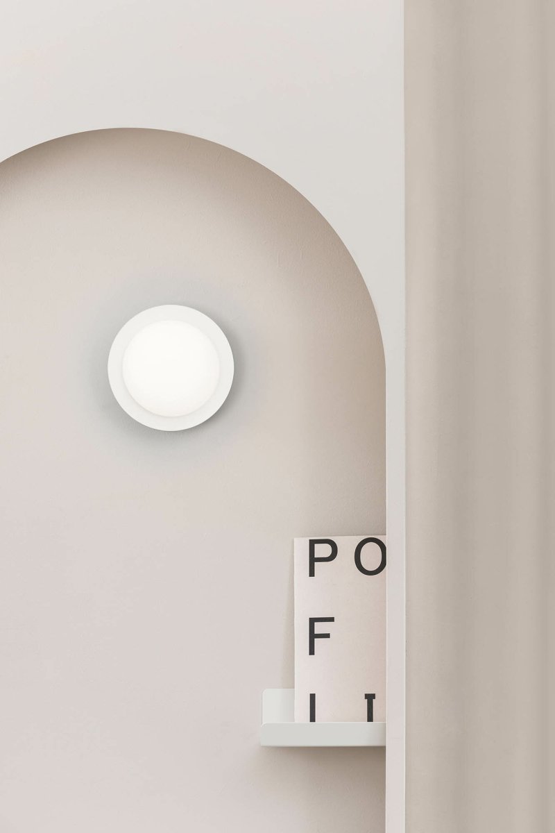 May Ø12 Hvid badeværelseslampe Fra Faro Barcelona - May er en rund og stilfuld lampe designet af Faro Lab, som kan monteres b&aring;de p&aring; v&aelig;ggen og i loftet.