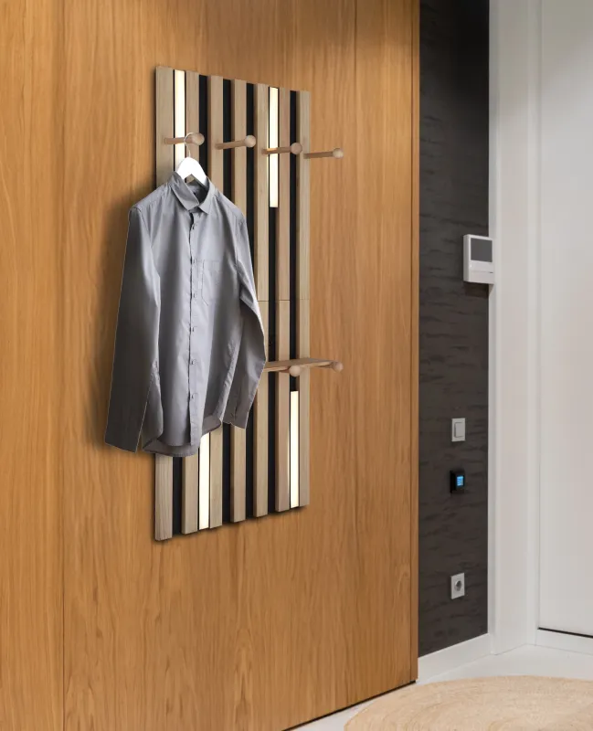 Duane 110cm Natur væglampe Fra Globo Lighting - Den rektangul&auml;ra formen i matt svart metall och brunt tr&auml; ger en elegant och tidl&ouml;s look, medan den vita plastsk&auml;rmen sprider ljuset j&auml;mnt och skapar en behaglig atmosf&auml;r.