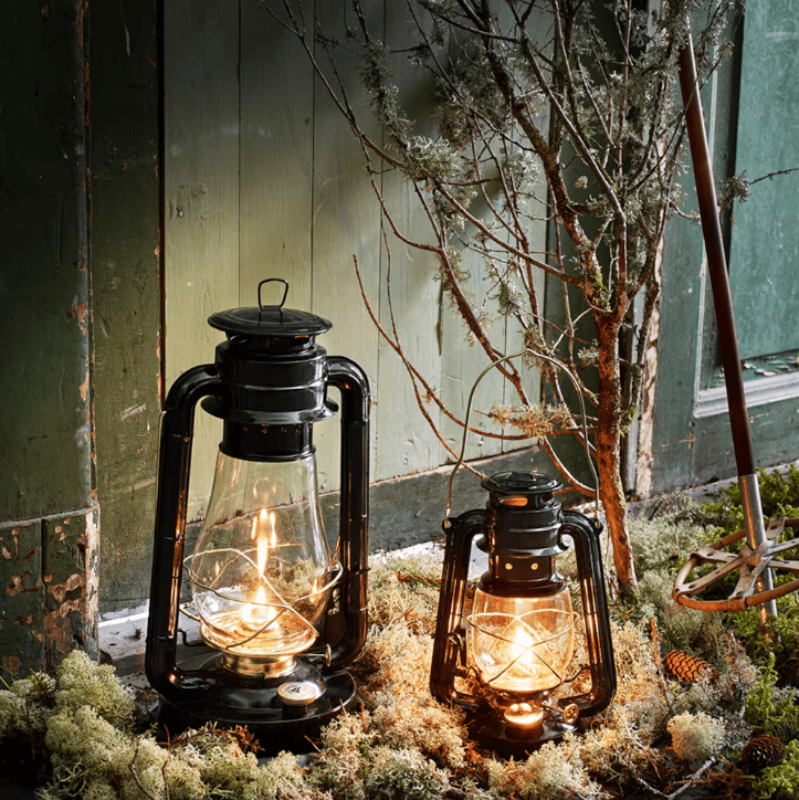 Storm Lantern small Sort Fra Strömshaga - En petroleumslampe i klassisk design, der bliver en flot indretningsdetalje og giver et smukt sk&aelig;r b&aring;de ude og inde.