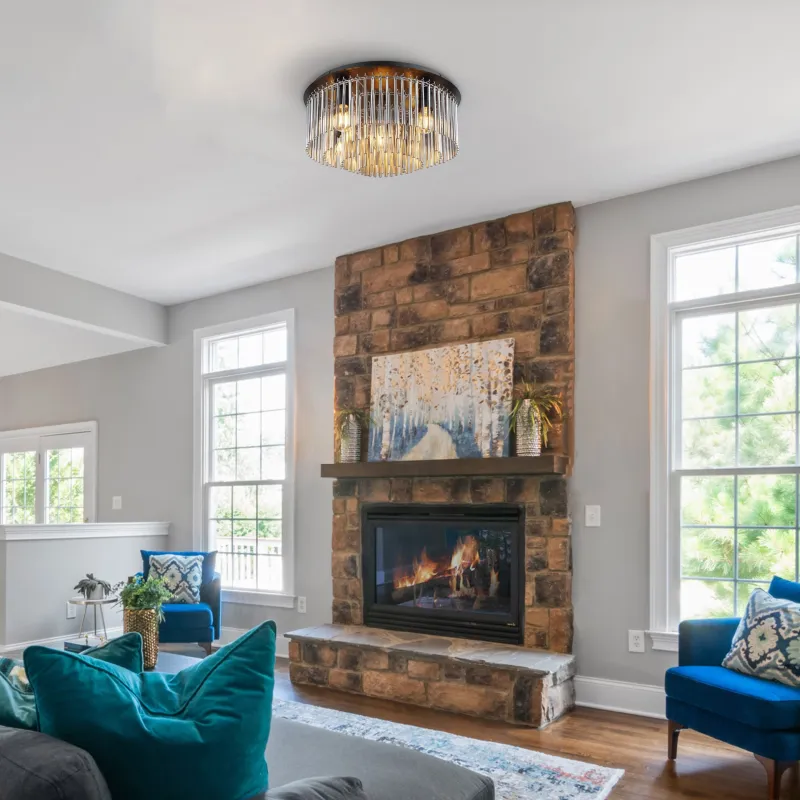 Gorley Ø50 Røgfarvet plafond Fra Globo Lighting - Dess design imponerar med en stilfull kombination av mattsvart metall, gl&auml;nsande krom och r&ouml;kf&auml;rgade glasstavar.