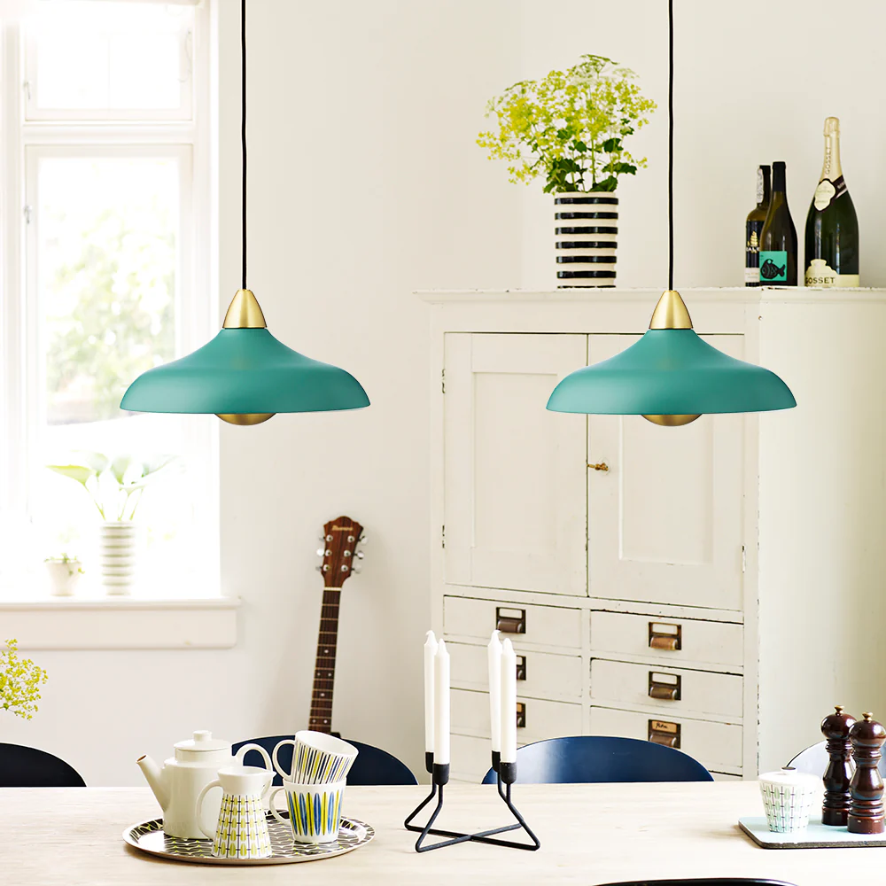 Urban Wide Ø36 Grøn loftslampe Fra Superliving - Nyd dit hjem med den moderne Urban Wide pendel, en stilfuld kombination af mat m&oslash;rkegr&aring; finish og elegante messingdetaljer.