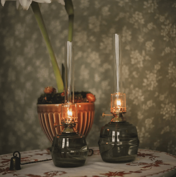 Kerosene Lamp Majken Mid Grøn Fra Strömshaga - Br&aelig;ndere i klart glas og br&aelig;ndere i messing.