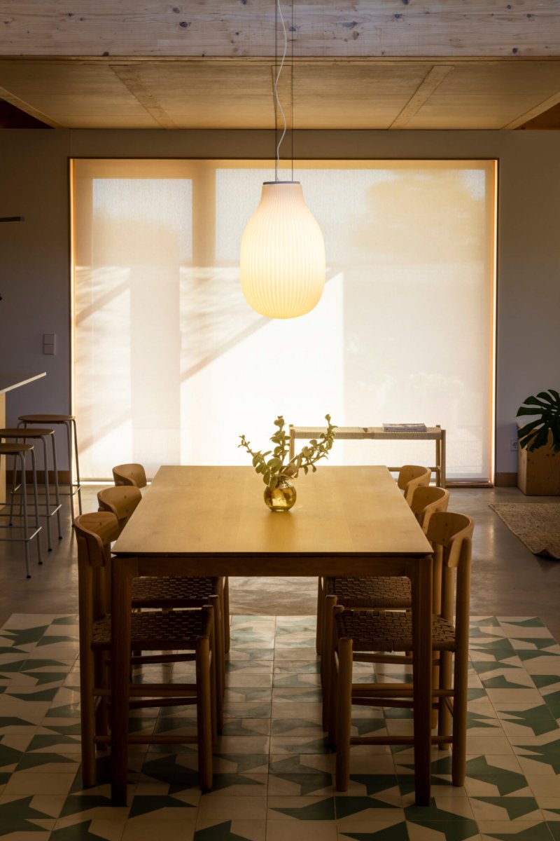 Isabelle Ø30 Hvid loftslampe Fra Faro Barcelona - Det opalhvide glas spreder et varmt og behageligt lys, mens overfladen leger med skygger og skaber et livligt udtryk.