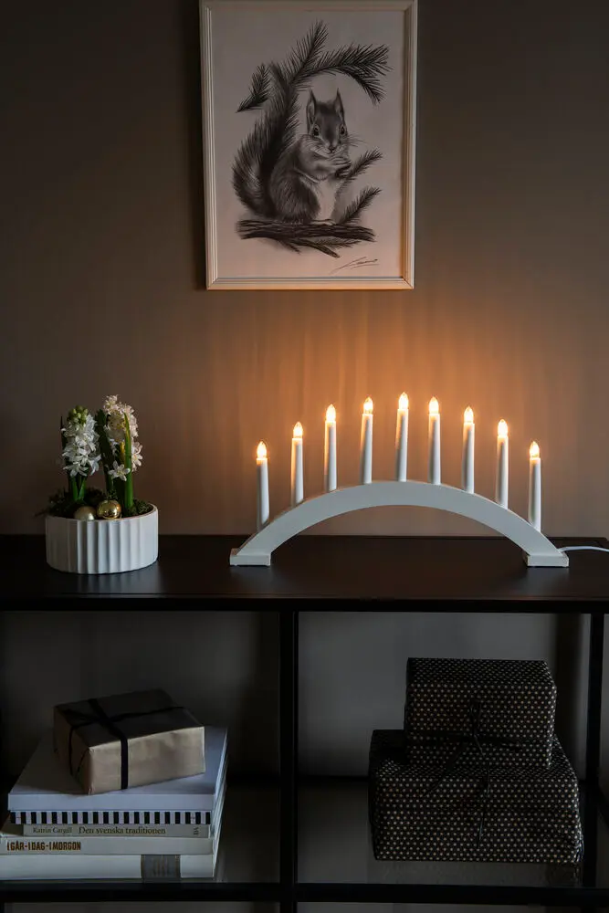 Candelabra 9 Lights Hvid Fra Konstsmide - Den smukt buede form og de ni lys giver et harmonisk indtryk og passer perfekt i vinduet eller p&aring; en s&oslash;jle.