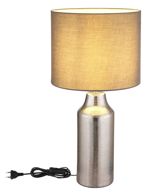 Elden 60cm Sølv bordlampe Fra Globo Lighting - Den silverf&auml;rgade keramiska basen i kombination med den gr&aring;a cylindriska textilsk&auml;rmen skapar en sofistikerad kontrast och blir en stilfull inredningsdetalj.
