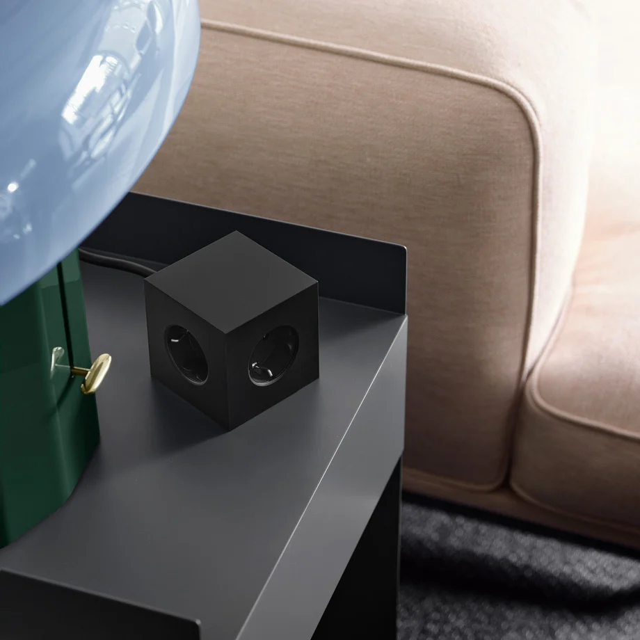 Square 1 with 30W Dual USBC & Magnetic base, 3m Sort Fra Avolt - Str&oslash;mskinne fra Avolt med et stilfuldt design med en lang PVC-ledning, en terning lavet af genbrugsplast og en magnetisk plade i bunden, s&aring; den kan h&aelig;nges p&aring; v&aelig;ggen.