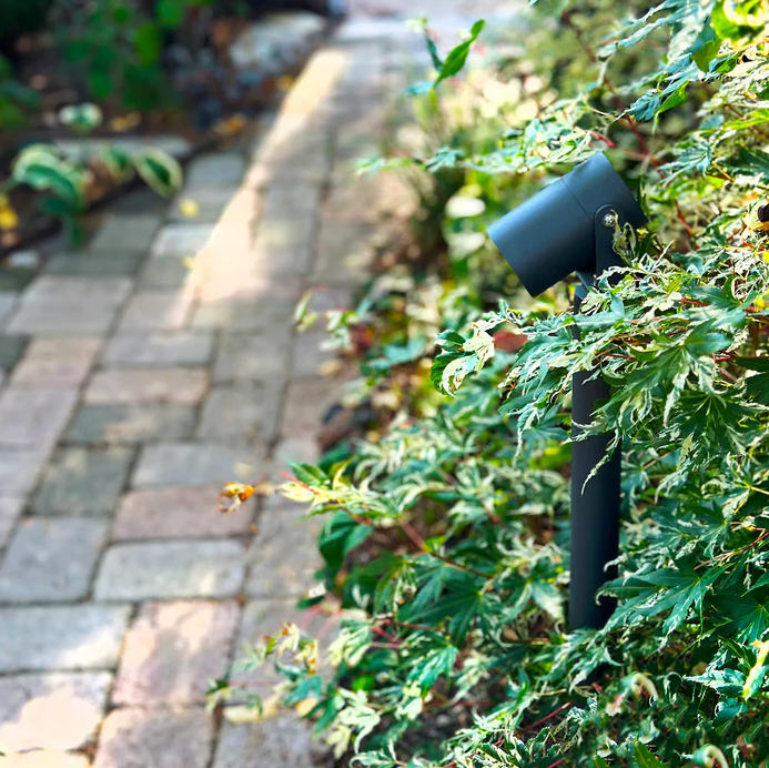 Luna65 Mørkegrå Fra Lightson - &nbsp;Under vinterhalv&aring;ret n&auml;r sn&ouml;n t&auml;cker marken &auml;r Luna 65 ett utm&auml;rkt alternativ, eftersom den d&aring; kommer upp ovanf&ouml;r sn&ouml;t&auml;cket och skapar en magisk st&auml;mning i vinterlandskapet.