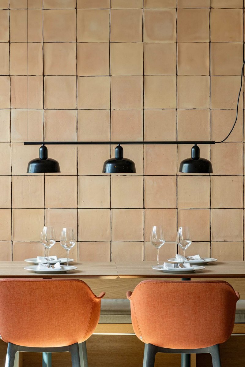 Tatawin 100cm Sort loftslampe Fra Faro Barcelona - Tatawin er en loftspendel med sort struktur og sort metalsk&aelig;rm, der giver et fokuseret og stilfuldt lys.