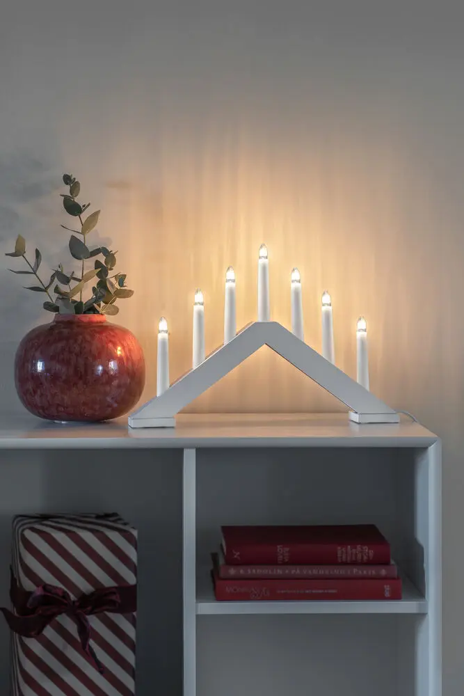 Candelabra 7 Lights Hvid Fra Konstsmide - Giv dit hjem en tidl&oslash;s og stilfuld julestemning med denne elegante adventsstage i hvidlakeret tr&aelig;.