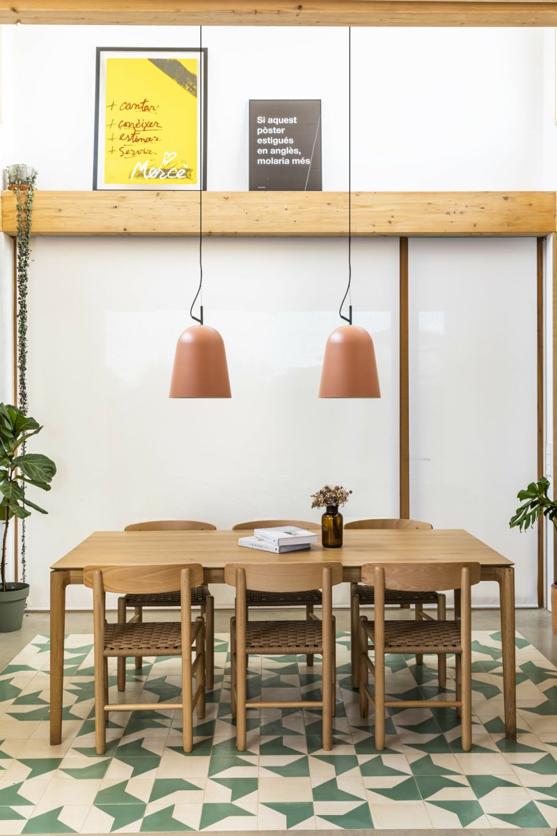 Studio Ø30 Lyserød loftslampe Fra Faro Barcelona - Studio er en elegant pendellampe i pink, designet af Nahtrang med inspiration fra 1950'ernes klassiske linjer - tidl&oslash;s &aelig;stetik i en moderne vintage.