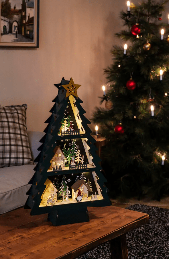 Silhuet Juletræ Grøn Fra Konstsmide - Smuk dekoration i form af et juletr&aelig; udelukkende lavet af tr&aelig;.